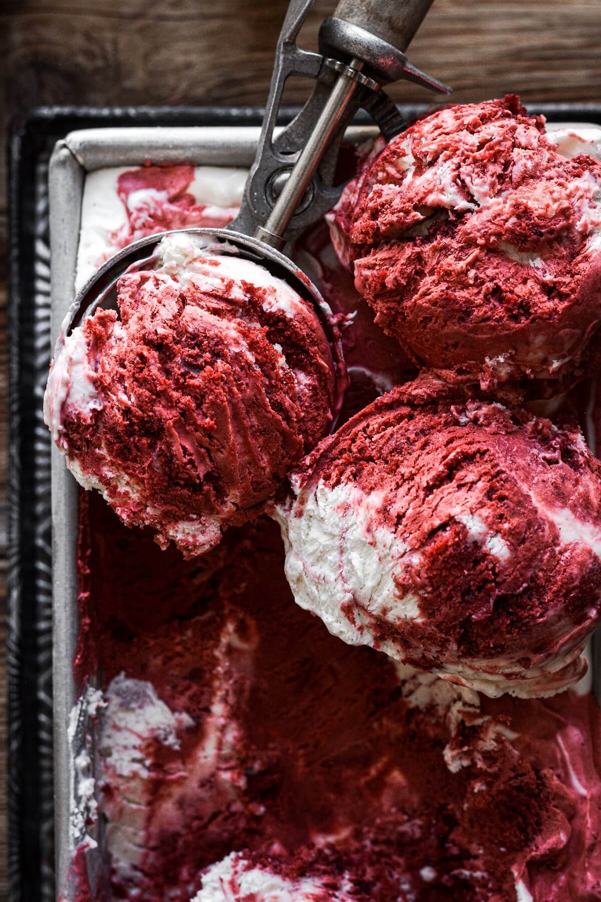 Red-Velvet-Cake-Ice-Cream-Swirl-White-Cream-Cheese-No-Churn-Christmas-016 velvet swirl